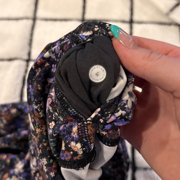 Lululemon biker shorts size 4 (discontinued floral pattern) - Picture 2 of 3